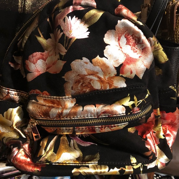 Gorgeous metallic floral print mini back pack in great condition - Picture 3 of 5
